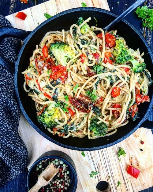 Vegetarisk one pot pasta med tomater, broccoli, spinat og peberfrugt