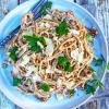 Vegetarisk pastaret med valnøddecreme, squash og parmesan