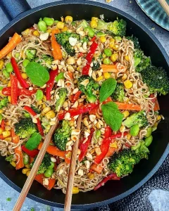 Vegetarisk wok med kokosmælk og karrypasta