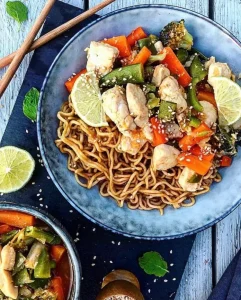 Wok med kylling og hjemmelavet sur/sød sovs