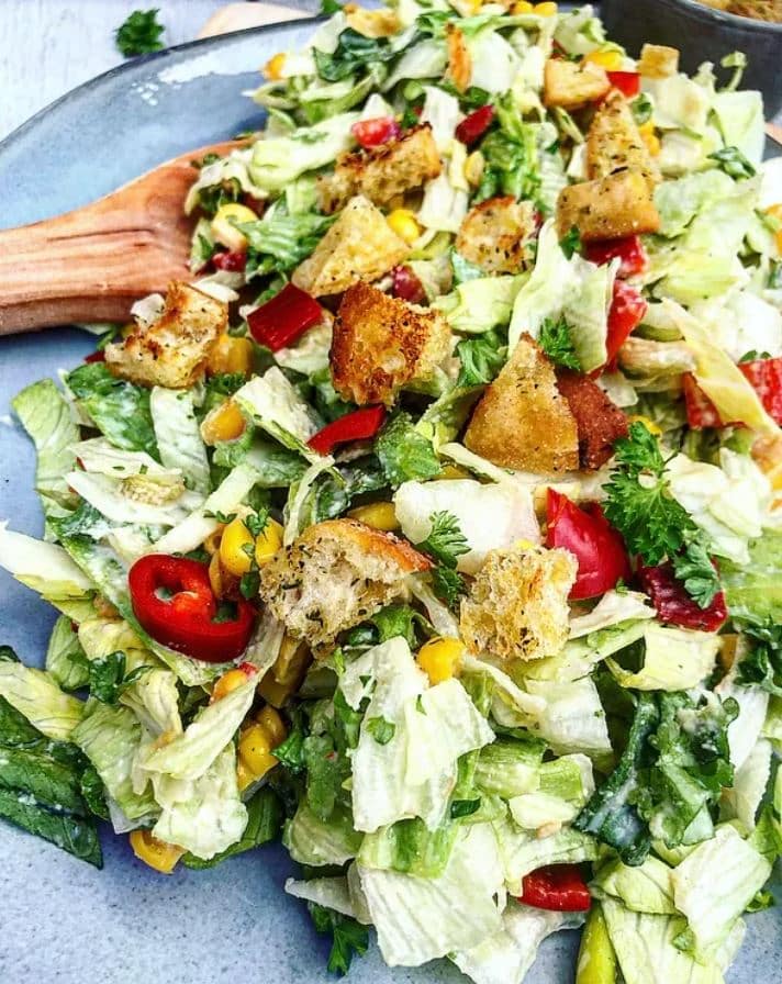Cremet icebergsalat med majs og peberfrugt