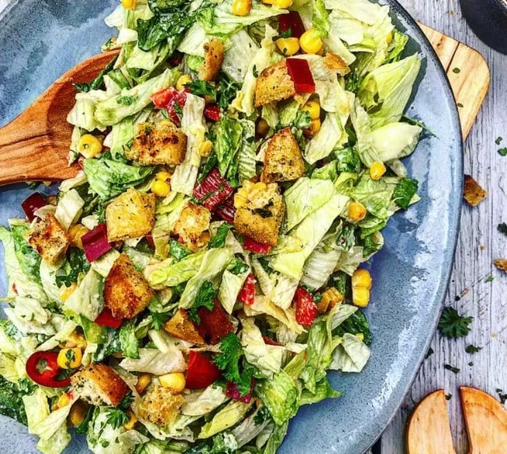 Cremet icebergsalat med majs og peberfrugt