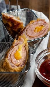 Friturestegt pølse med ost og bacon