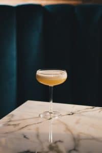 Whisky Sour – Den Perfekte Kombination af Syrlighed og Dybde