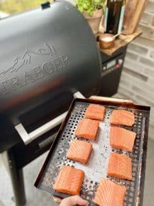 Varmrøget marineret laks i brunfarin, soja, ingefær og hvidløg