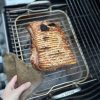 Grillet flæskesteg med brun sovs