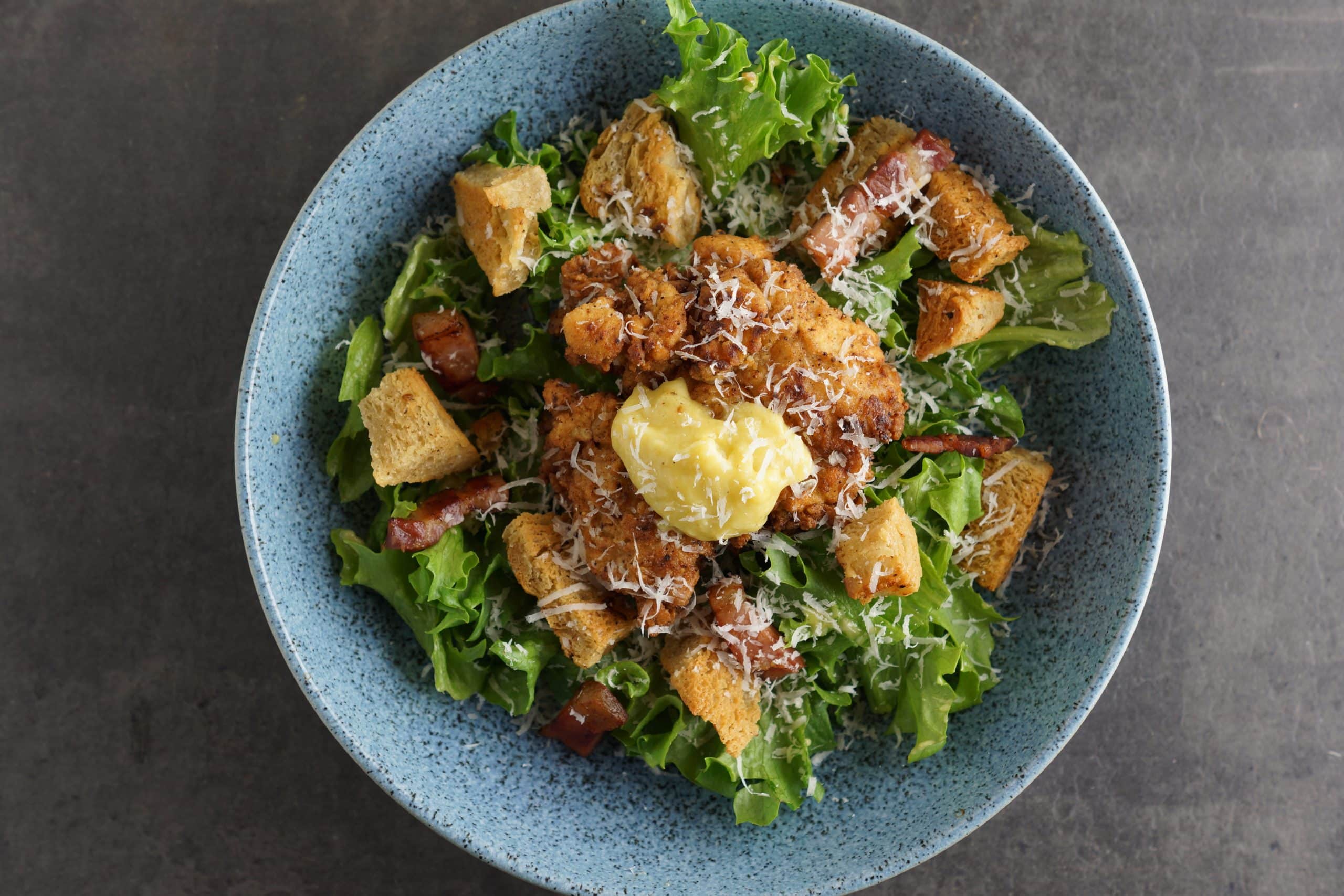Cæsar salat med fried chicken (1)