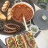 Dobbelt oksekøds (pølse & oksefars i tomatsauce) hotdog