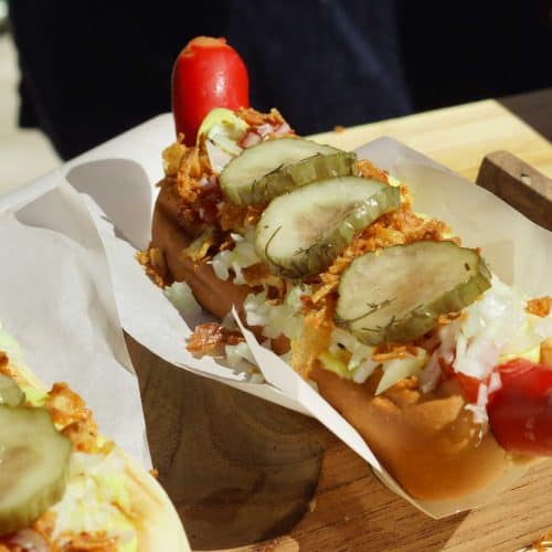 Klassisk hotdog med rød pølse (1)