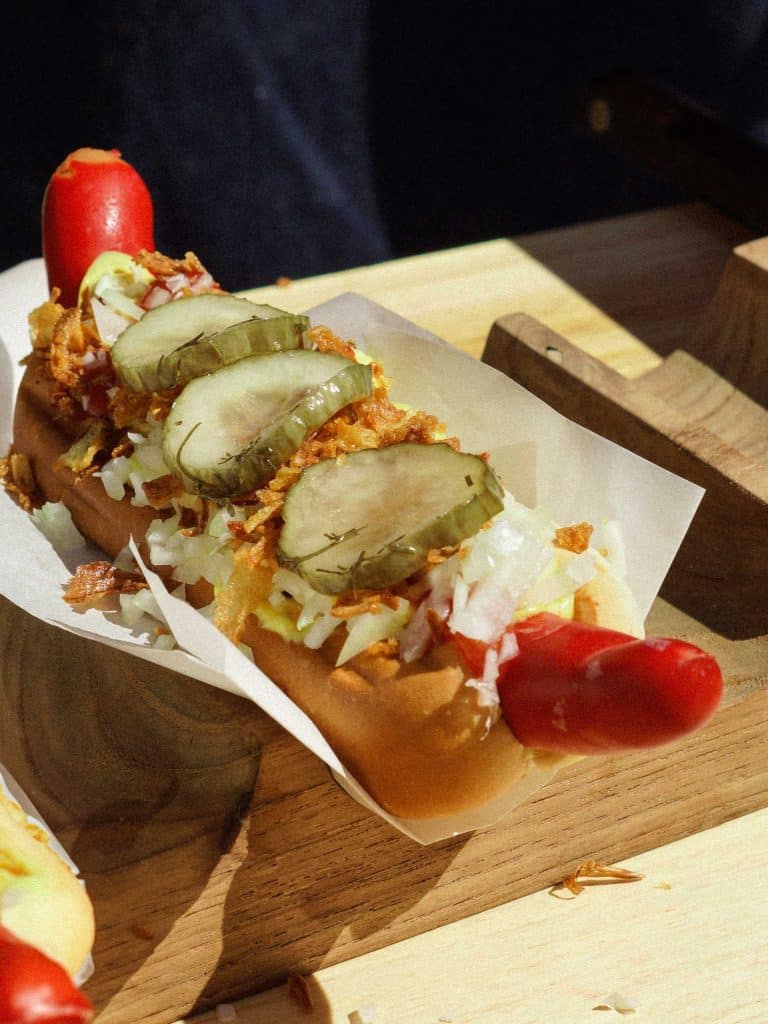 Klassisk hotdog med rød pølse (1)