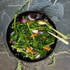 Lun broccolisalat med gulerødder og rødløg