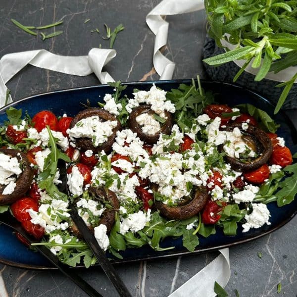 Salat med champignon, tomater og feta