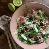 Sommersalat med parmaskinke og bær