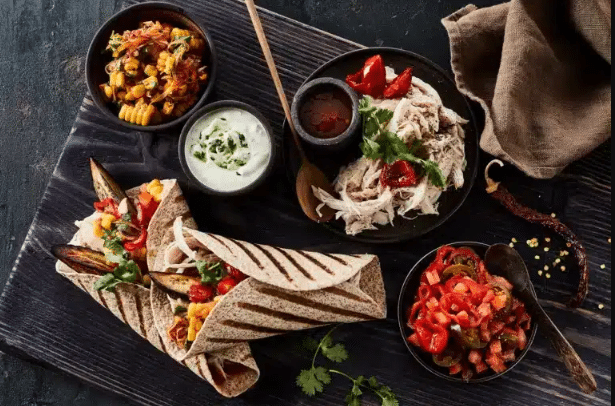 Fuldkornstortilla med kylling og aubergine