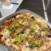 Pizza med stegte kartoffeltern og salsiccia