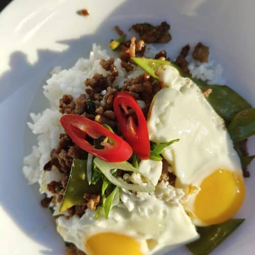 Pad Krapaw inspireret ret med sugar snaps