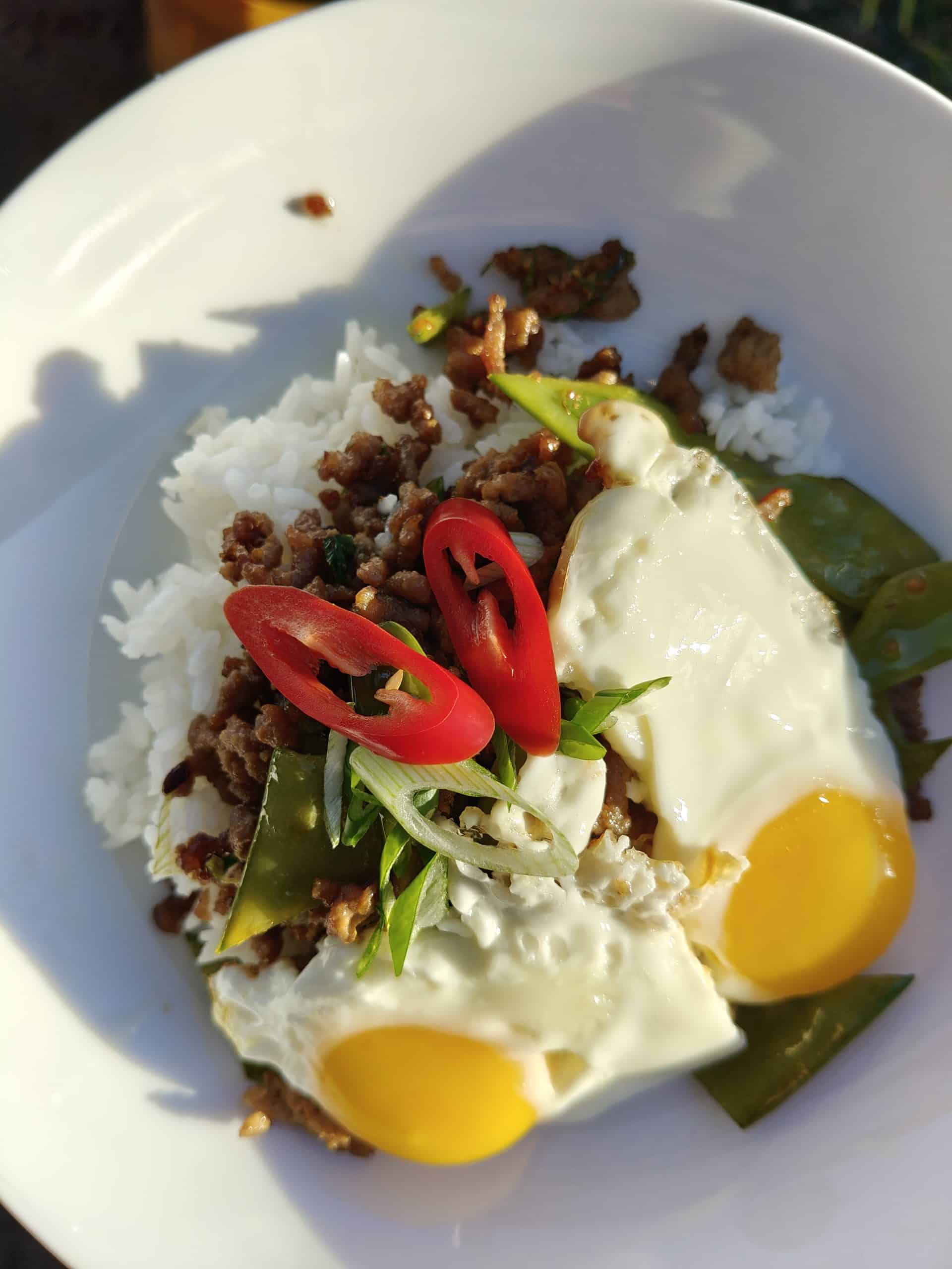 Pad Krapaw inspireret ret med sugar snaps