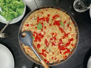 Nem pastaret med fløde og kylling: Klar på 30 minutter og fuld af smag
