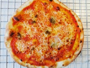 Det behøves ikke være besværligt: Se her hvordan du laver en Simpel Pizza