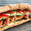 Banh mi sandwich med marineret svinekød