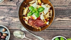 Pastasalat med mozzarella og parmaskinke