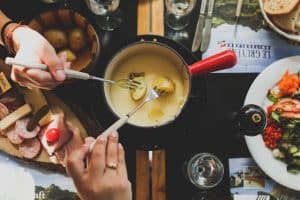 Ostefondue og raclette: Smeltende lækkerheder til vinterens hyggestunder