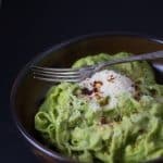 Fettuccine med ærter og hasselnødder