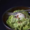 Fettuccine med ærter og hasselnødder
