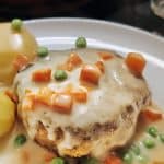 Karbonader og stuvede ærter og gulerødder