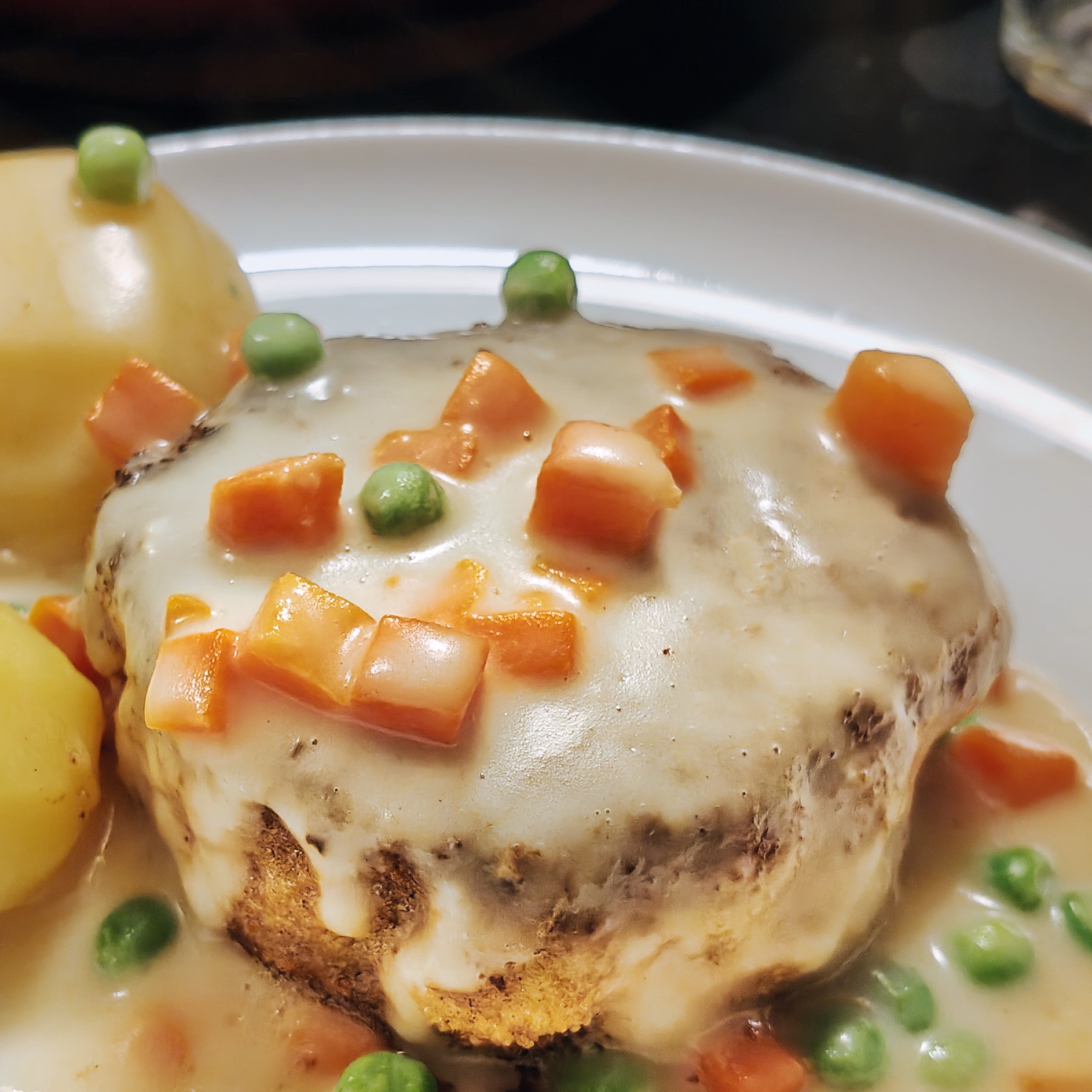 Karbonader og stuvede ærter og gulerødder