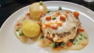 Karbonader med stuvede ærter og gulerødder