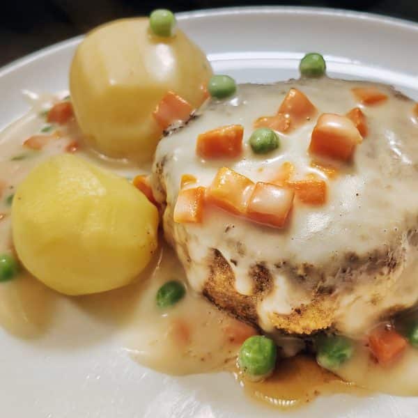 Karbonader med stuvede ærter og gulerødder