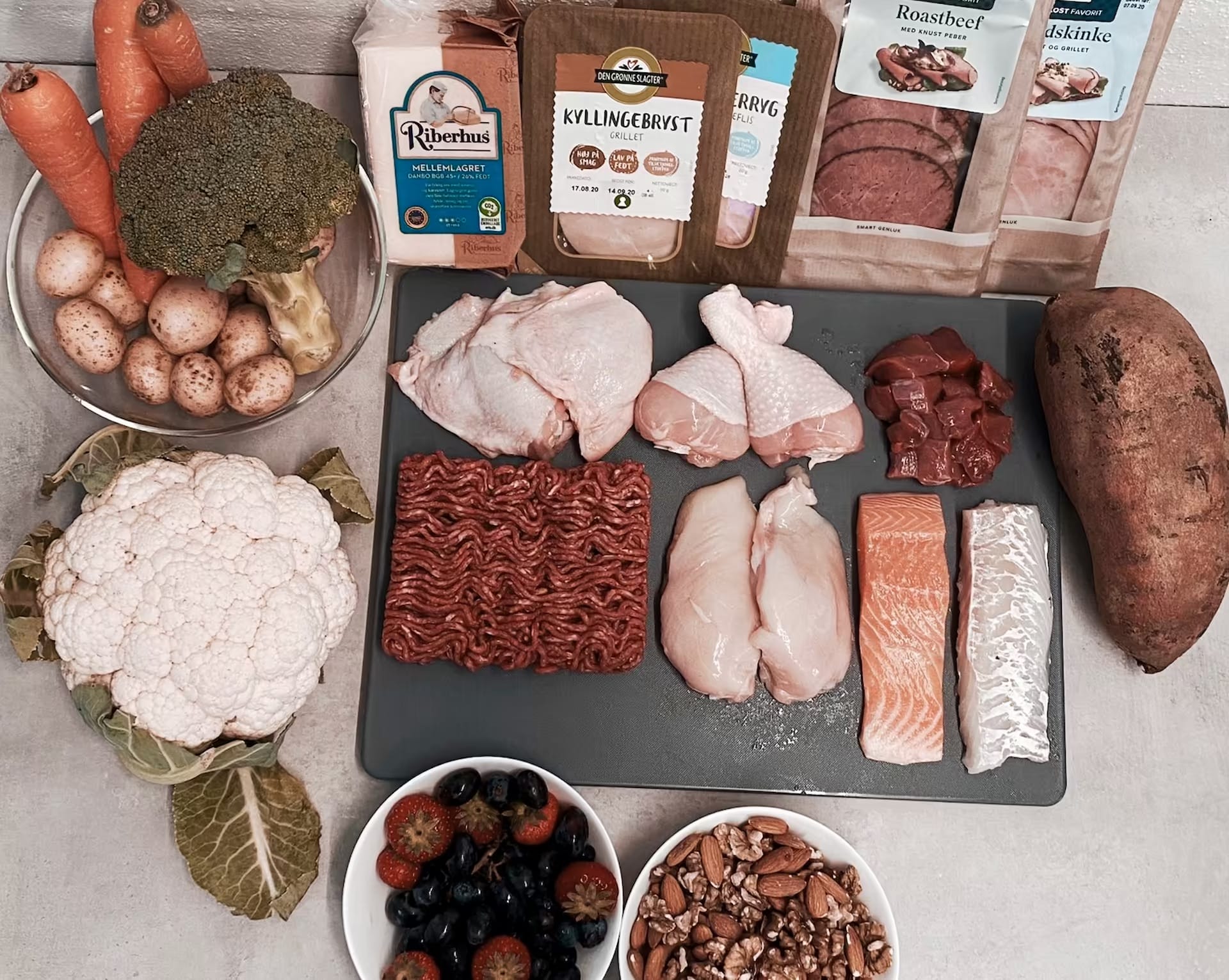 Proteinrigt måltid med kylling, grøntsager og kulhydrater som del af en kostplan der understøtter styrketræning hos Nordic Performance Training i København