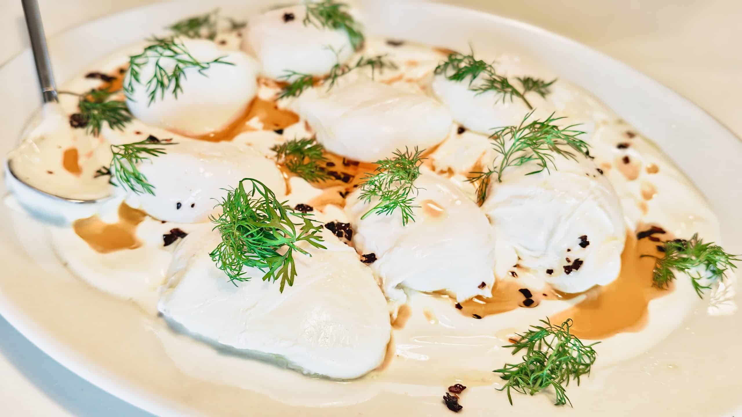 Pocheret æg med tyrkisk yoghurt