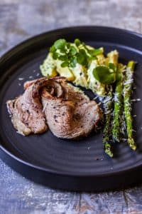 Kalveculotte med grønne asparges og kartoffelsalat