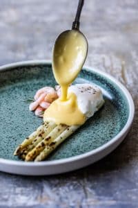 Hvide asparges med pocheret æg, rejer og hollandaise