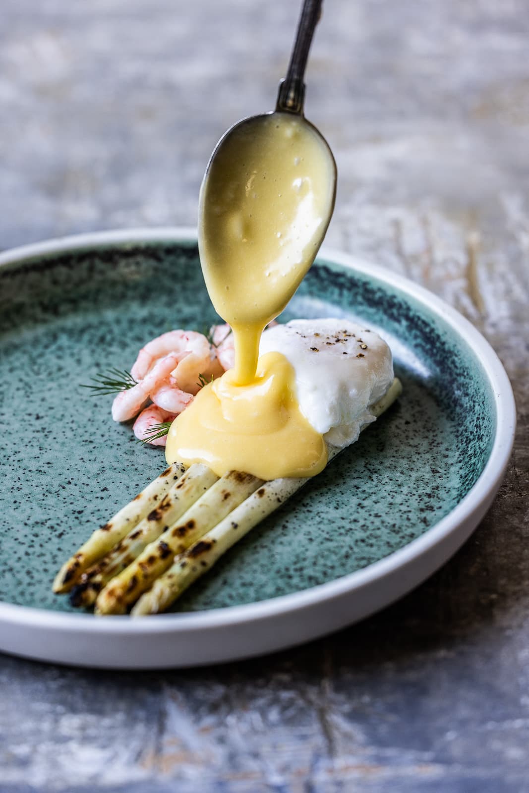 Grillede hvide asparges med rejer
