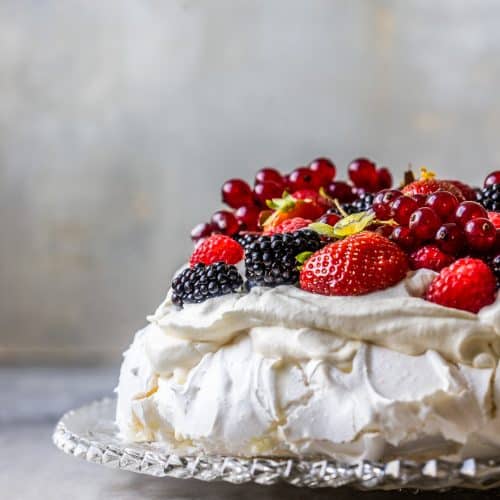 Pavlova med sommerens bær
