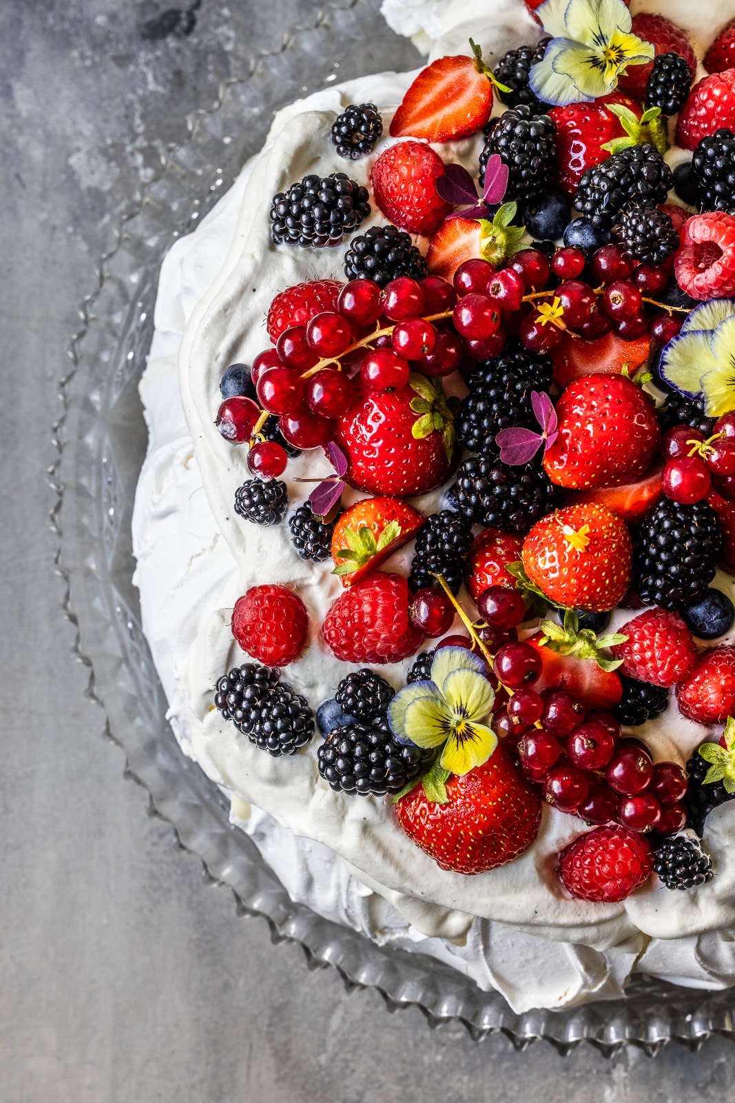 Pavlova med sommerens bær