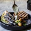 Skaftkotelet med grillet spidskål, kartofler og mayonnaise