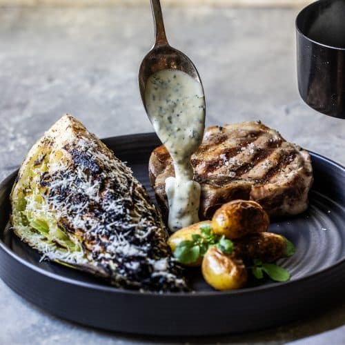 Skaftkotelet med grillet spidskål, kartofler og mayonnaise