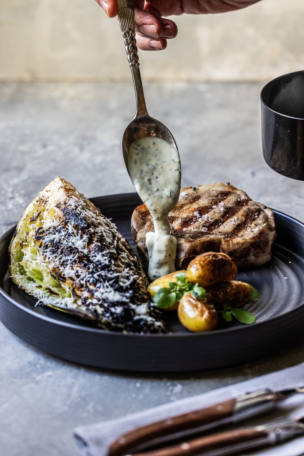 Skaftkotelet med grillet spidskål, kartofler og mayonnaise