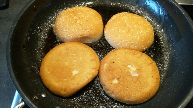 Burgerboller med et let lag smør