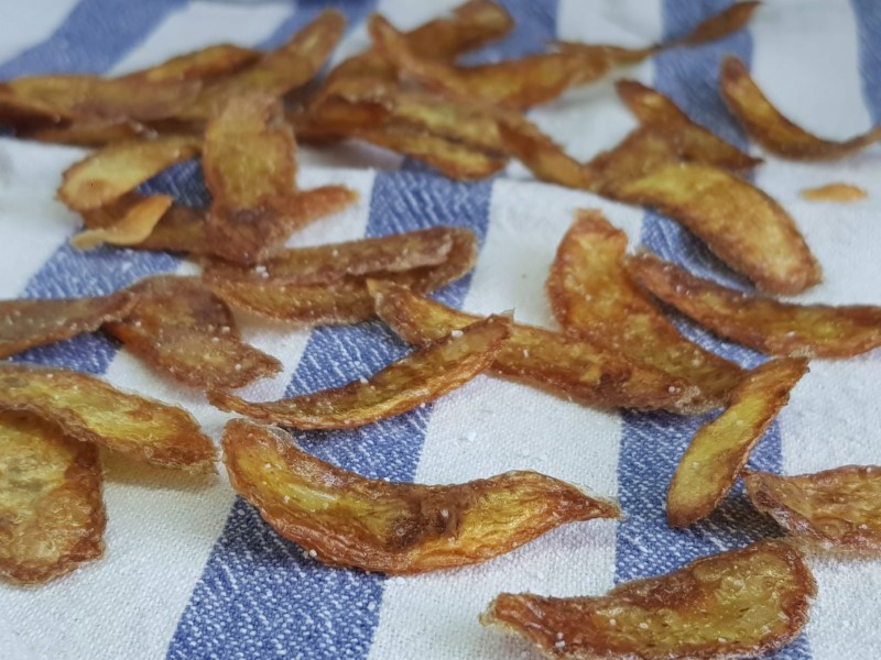 Chips af kartoffelskræl