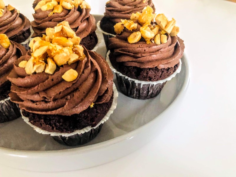 Chokolade muffins med peanutskrokant