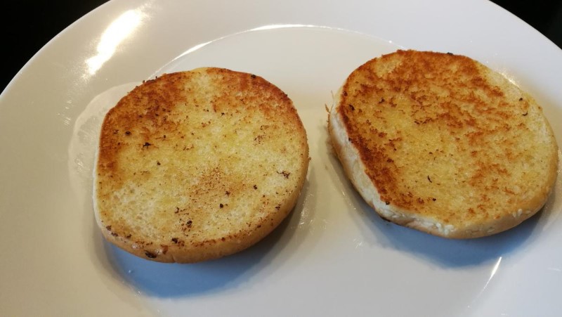 De smørristede burgerboller