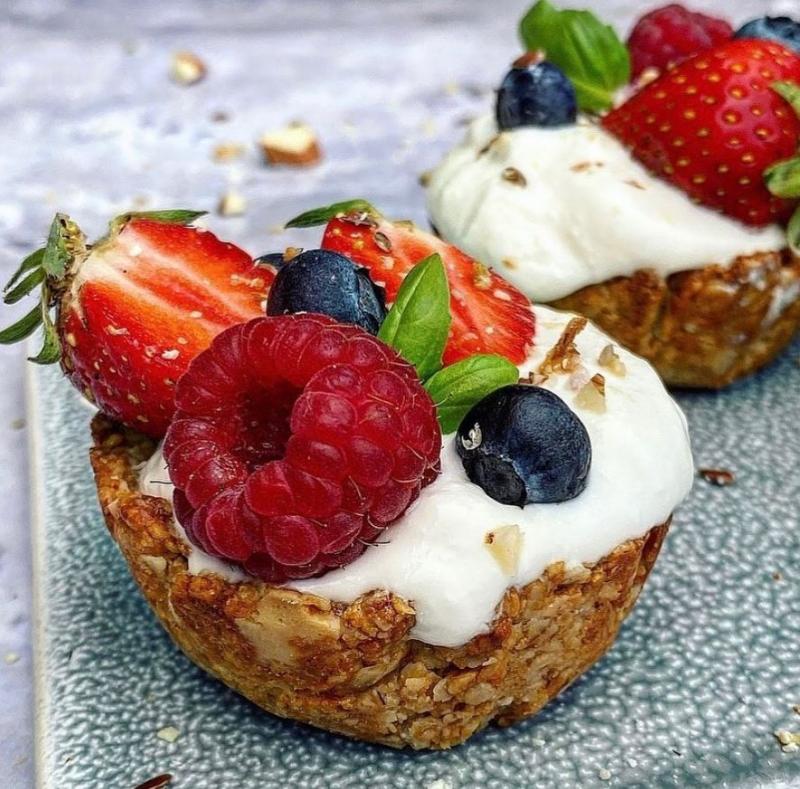 Mini müslitærter med yoghurt og bær
