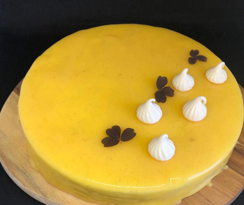Moussekage med citron og hvid chokolade