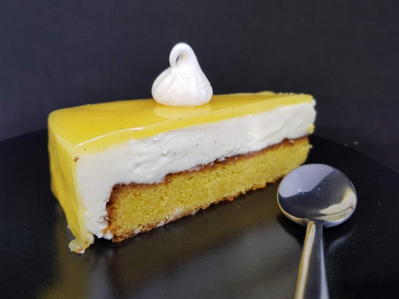 Moussekage med citron og hvid chokolade
