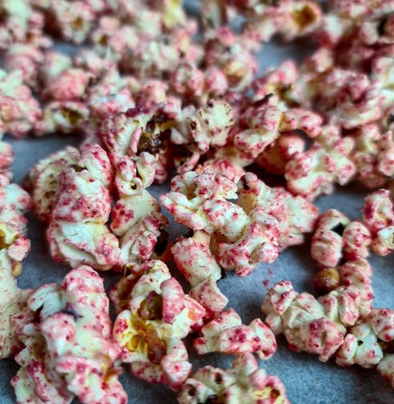 Popcorn med hvid chokolade og hindbær